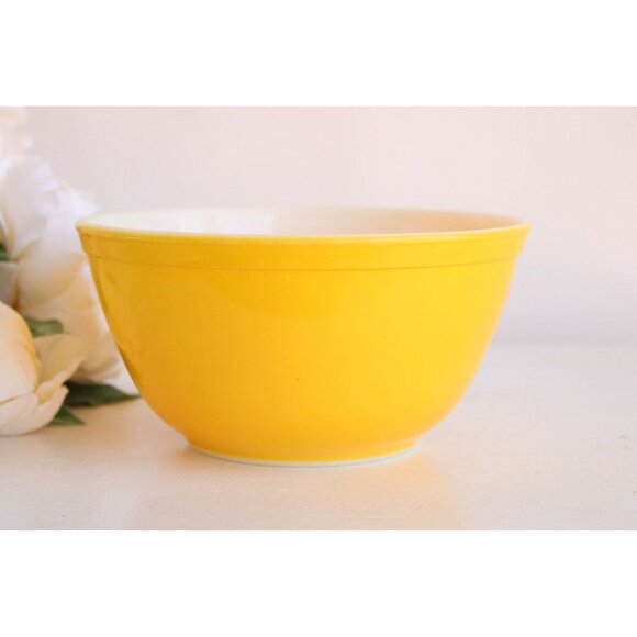 Vintage 1960s 1970s Pyrex #402 Yellow Daisy Mixing Bowl,1.5 Quart Retro Kitchen - Picture 1 of 10